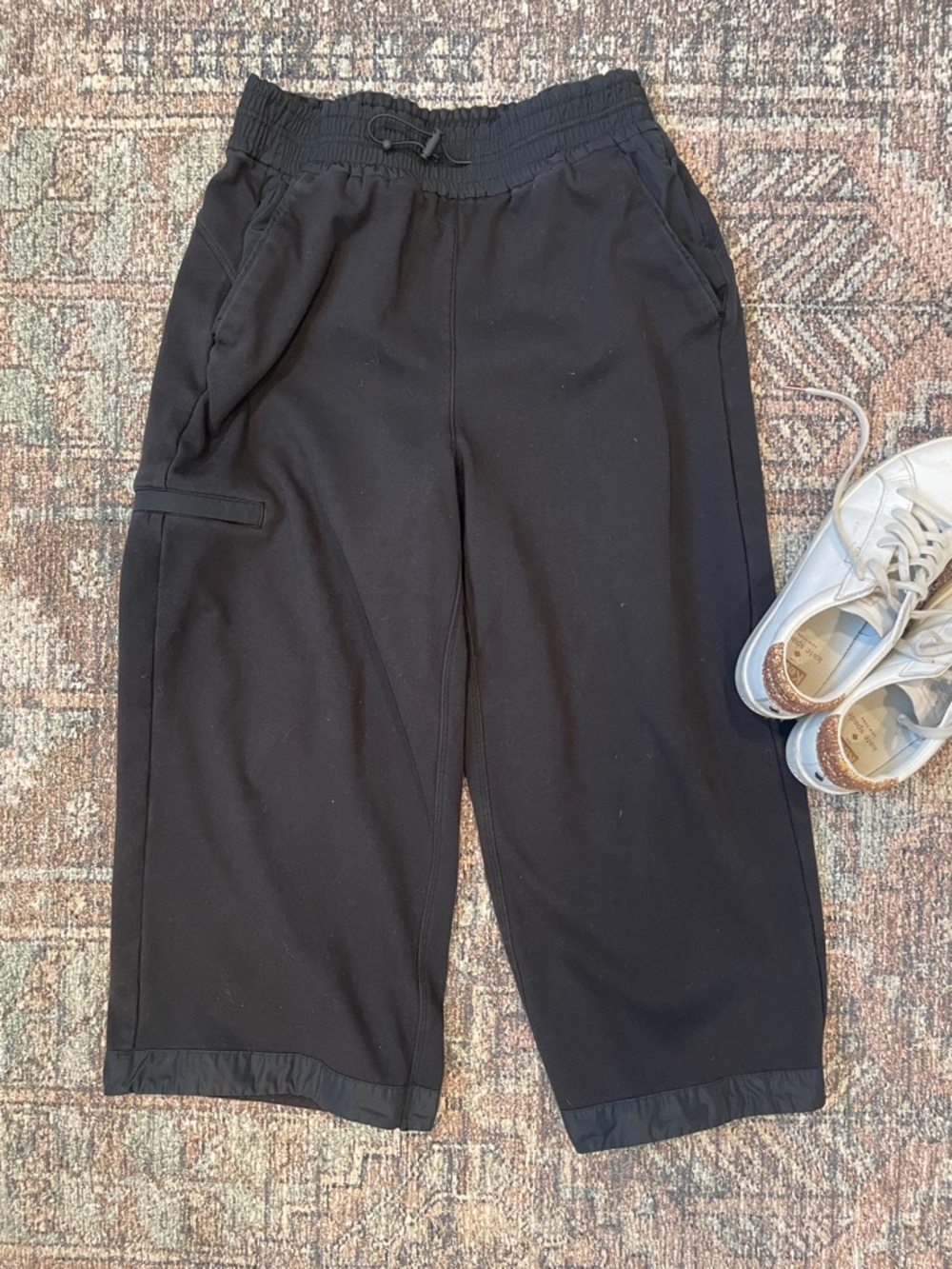 Athleta Triumph Hybrid Wide Leg Crop Pants in black Size Small